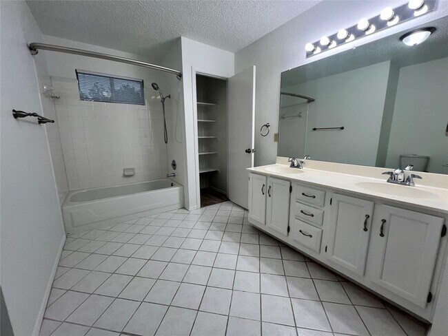 Building Photo - 8607 Cretys Cove