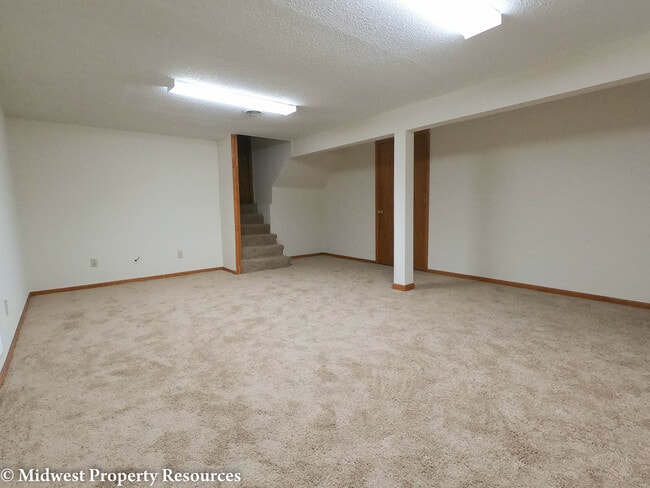 Building Photo - Clean and Fresh 3 Bedroom/2 Bath home in L...