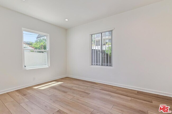 Building Photo - 119 N Almont Dr