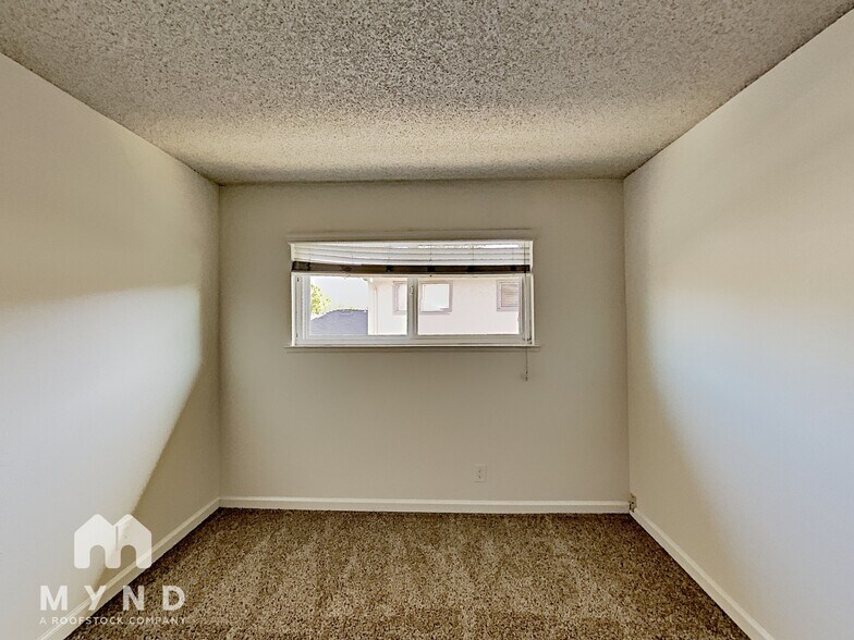 Building Photo - 870 Burbank Dr