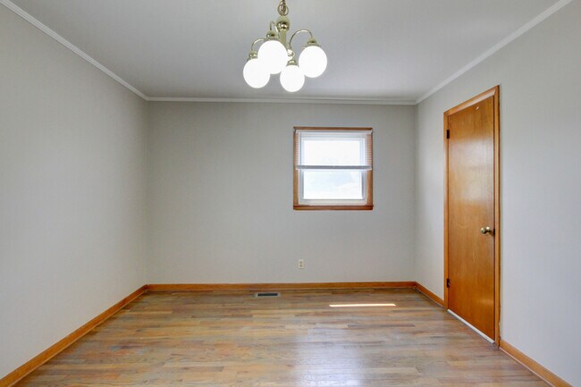 Building Photo - 104 W McReynolds Dr
