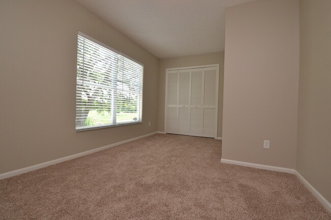 Building Photo - Beautiful 2/2.5 Winter Springs Townhome ~ Newer Paint & Flooring ~ End Unit with Pond View!