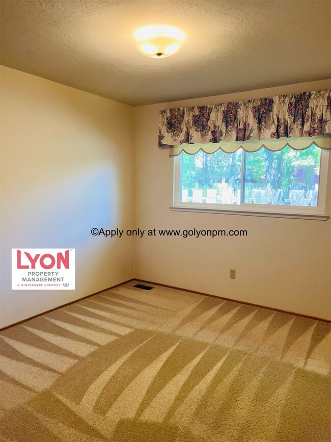 Building Photo - Darling, Spacious 3/2 House in Elk Grove w...