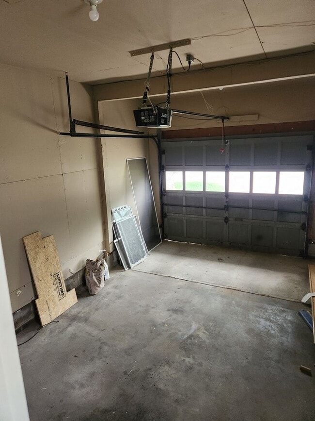 Building Photo - Newly remodeled 2/1/1 with fenced yard!