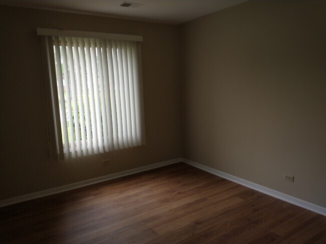 Building Photo - 936 Surrey Dr