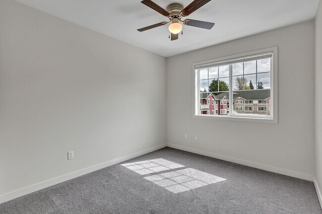 Building Photo - Perfectly Placed Condo In the Heart of Puyallup