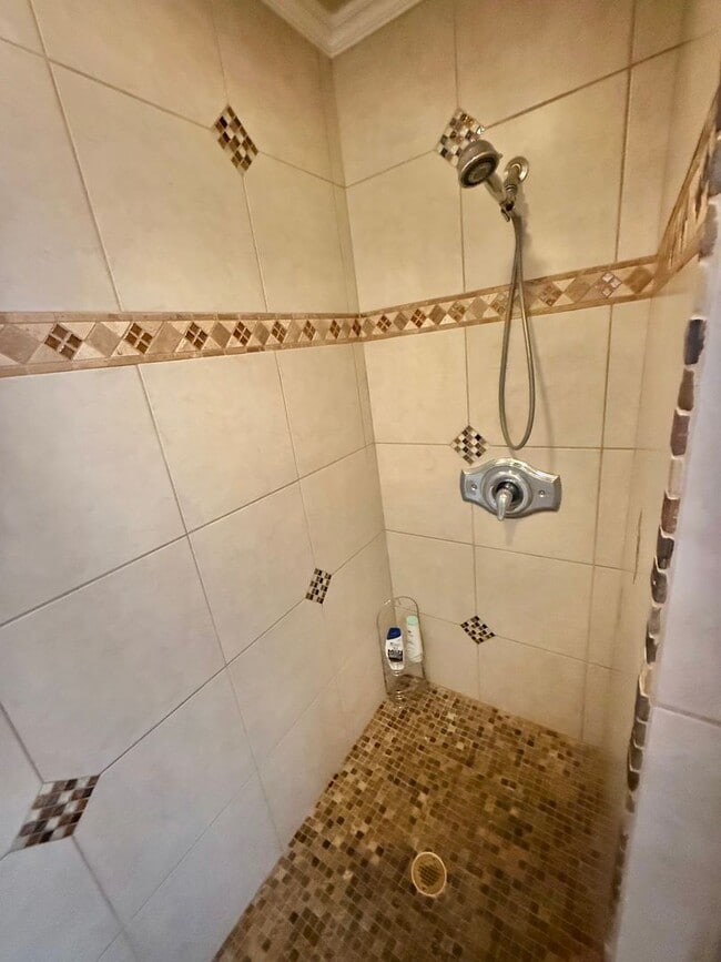 Building Photo - Spacious 2 Bedroom / 2 Bathroom Downstairs Unit Available in Makawao! Unfurnished!