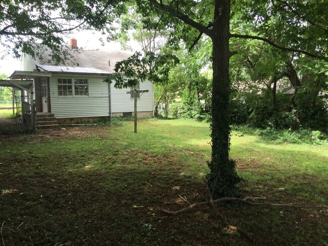 Building Photo - 2 Bedroom 1 Bath Bungalow $795! Central He...