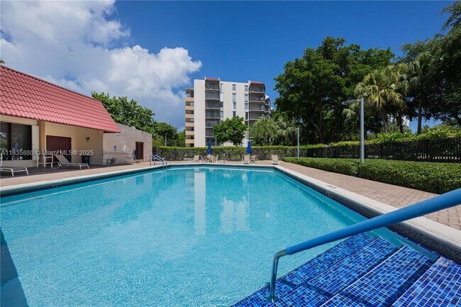 Building Photo - 3301 N Country Club Dr