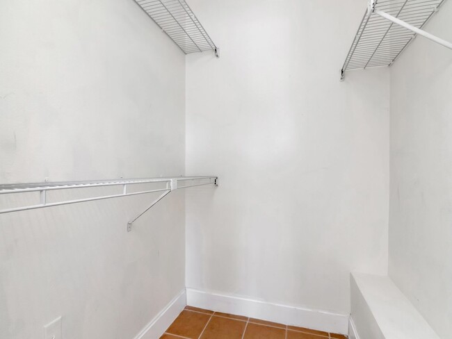 Building Photo - 1/1 Condo in Heart of Brandon & Brandon HCA Hospital