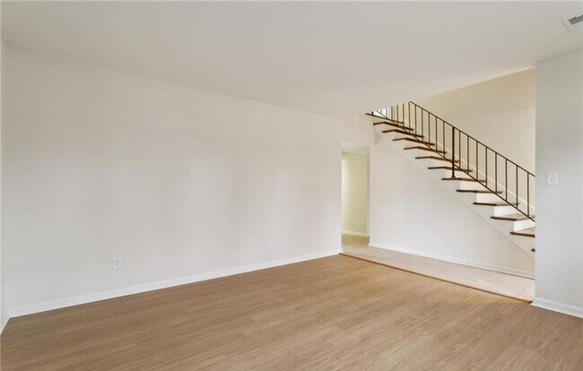 Building Photo - 4 Bed House Ready For a New Tenant