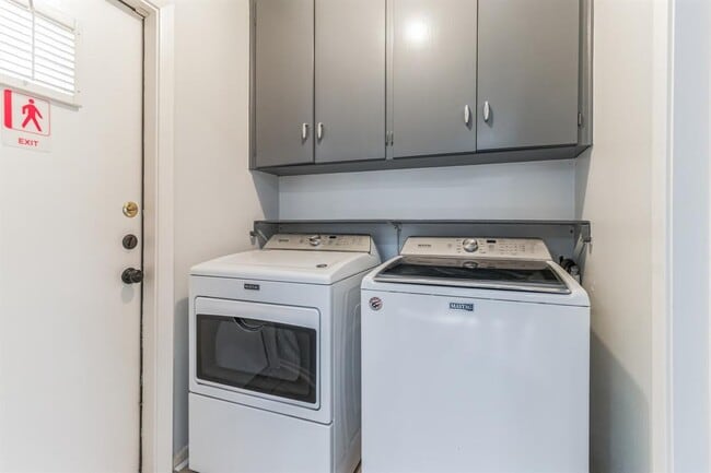 Building Photo - 1704 San Antonio St