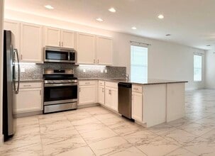 Building Photo - 11650 SW Moon River Way