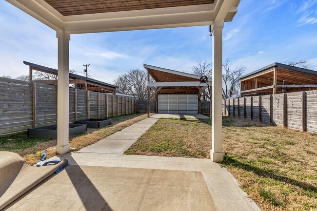 Building Photo - 715 32nd Ave N