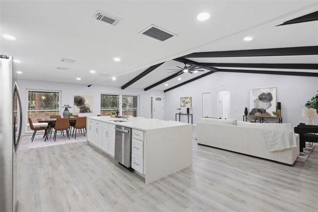 Building Photo - 300 E Sweetwater Creek Dr