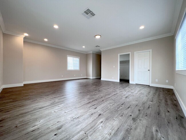 Building Photo - NEW AC - Bright & Spacious Single-Family Home with Pool