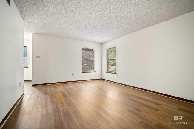 Building Photo - 908 Schaub Ave