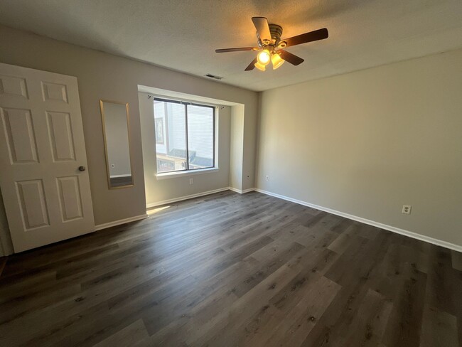 Building Photo - 2 Bed/ 1 Bath- Renovated Duplex Apt W/ Gar...