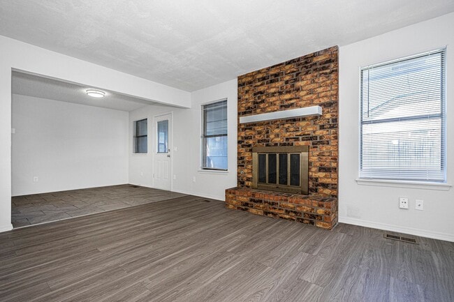 Building Photo - Corner-Lot 3Bedroom Charmer in Yukon with Fireplace & Enclosed Patio!