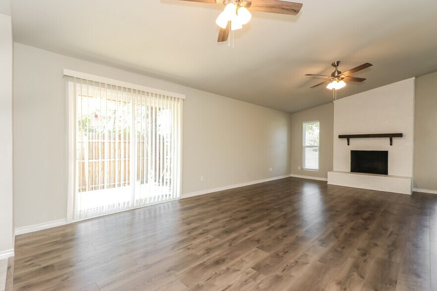 Building Photo - 3300 Chalmette Ct