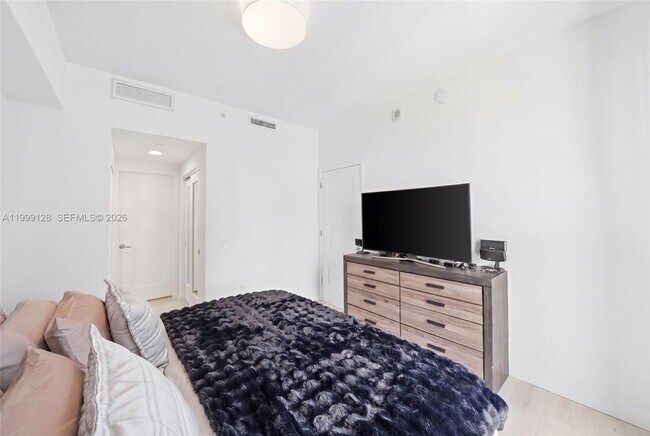 Building Photo - 601 NE 27th St