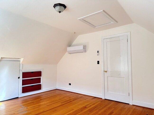 Building Photo - 122 Summit St