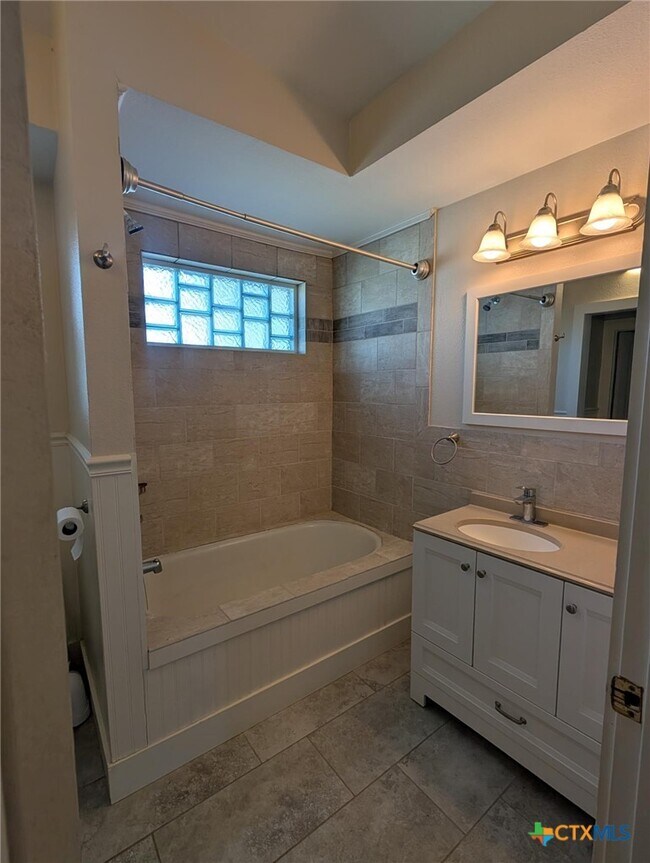 Building Photo - 619 E Donegan St