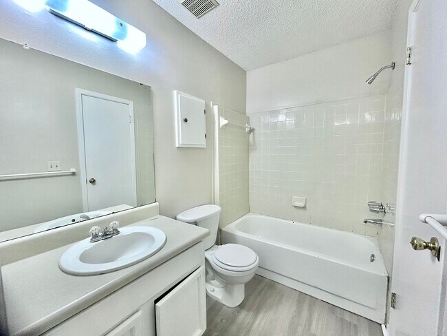 Building Photo - Charming 2-Bedroom Quadplex