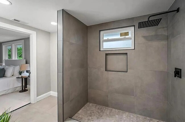 Building Photo - 5811 Bramble Ave