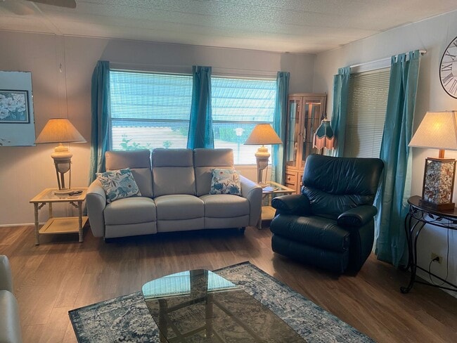 Building Photo - Spacious Home in peaceful Cul-de-sac