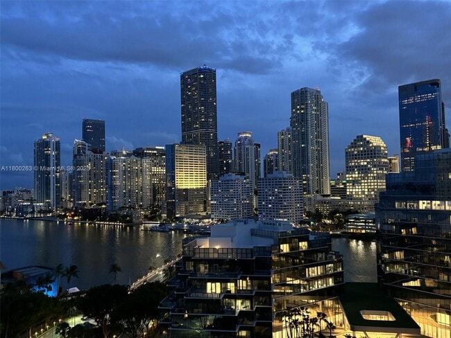 Building Photo - 520 Brickell Key Dr
