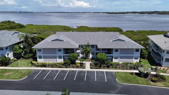 Primary Photo - 1141 Edgewater Cir