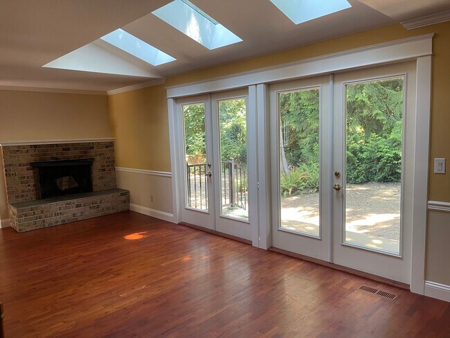 Building Photo - Well maintained 4bd Issaquah home!