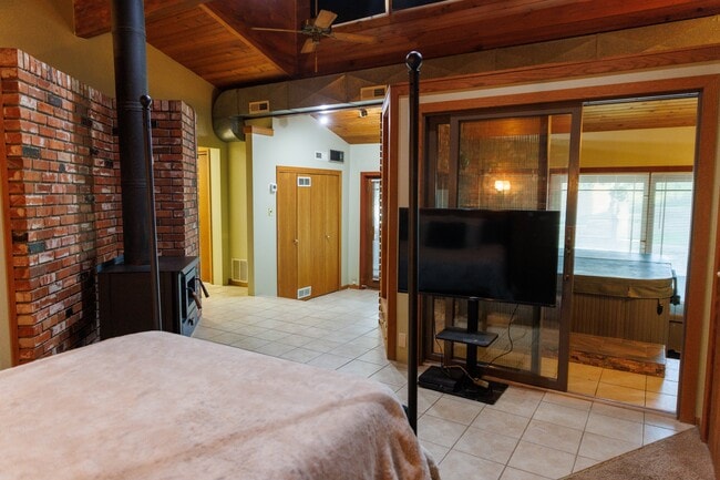 Building Photo - 2750 Greenbriar Dr