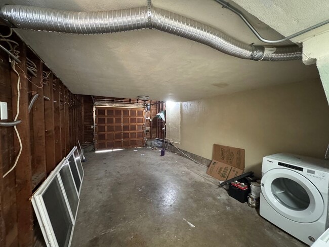 Building Photo - 4 Bedroom, 2 Bath House in SE Eugene