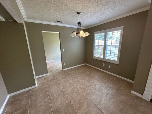 Building Photo - Cozy 3 bed 2.5 bath home in the heart of O...