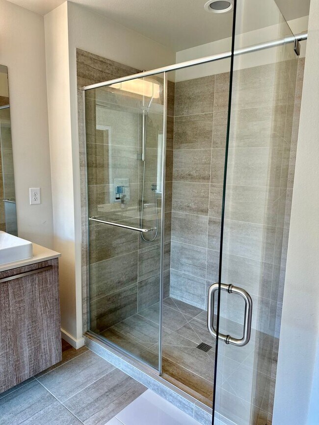 Building Photo - Luxury 4bed/2.5 bath home on Cul-de-sac! E...