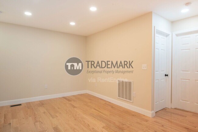 Building Photo - 323 N Mulberry St