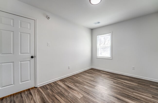 Building Photo - 405 W Brooks Rd