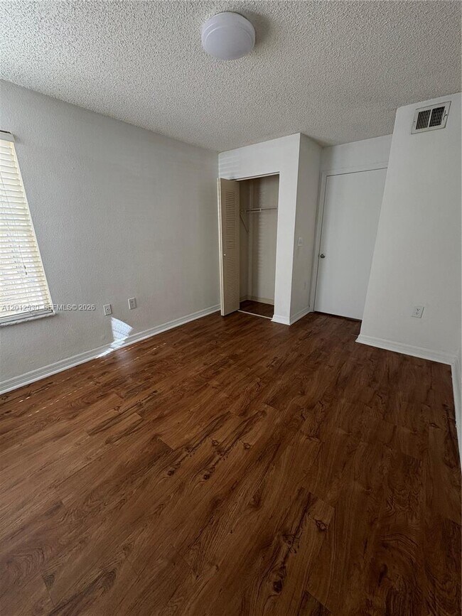 Building Photo - 701 Vista Isles Dr