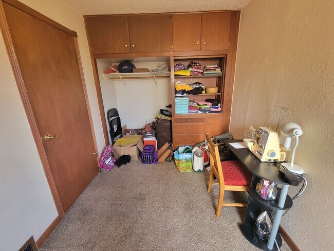 Building Photo - AVAILABLE JULY - 2 BED 1 BATH