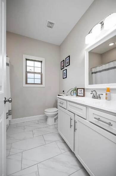 Building Photo - 547 Southern Cross Dr
