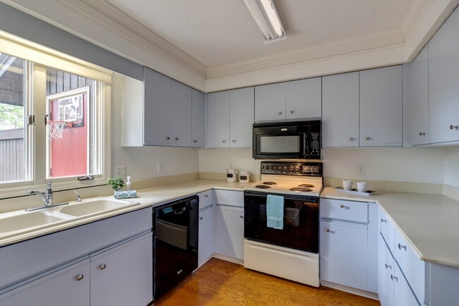 Building Photo - Conveniently located in midtown Savannah