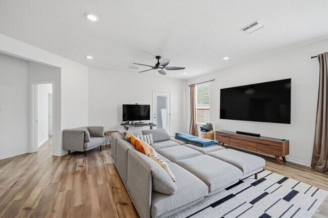 Building Photo - 4015 Casita Mia St