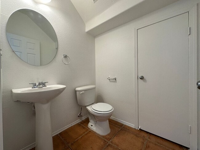 Building Photo - Single Family Home 3 Beds, 2.5 bath, 1 car garage