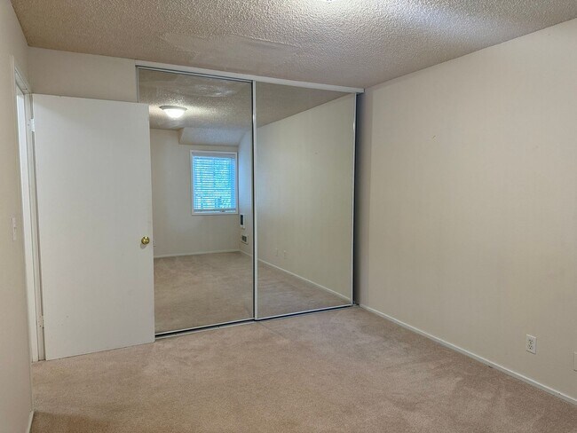Building Photo - Refreshed Rental Rate One-Bedroom Condo Lo...