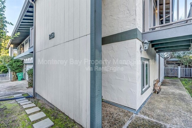 Building Photo - 215 2nd St
