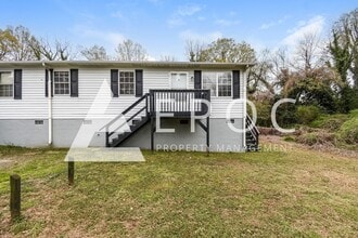 Building Photo - 638 S Elm St