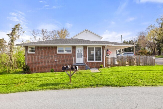 Building Photo - 389 Thompson St