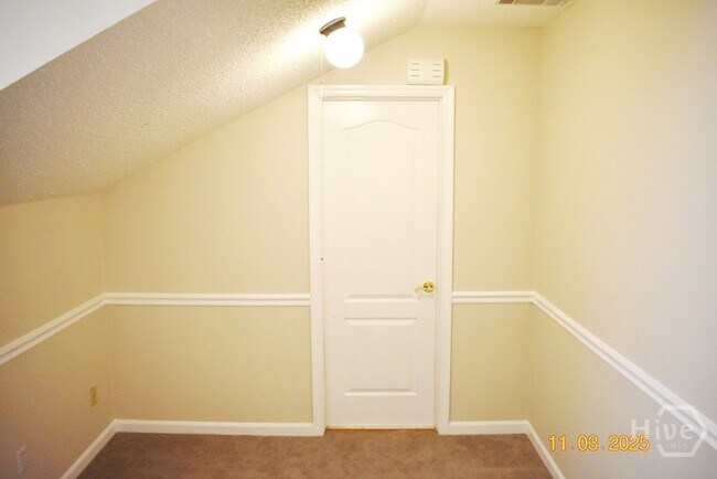 Building Photo - 10 Piper's Pond Ln